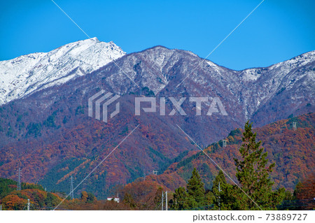 谷川岳Su訪高橋大橋白雪皚皚的水上町 73889727