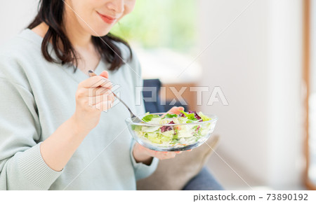 吃沙拉的中年婦女 吃沙拉的中年婦女 73890192