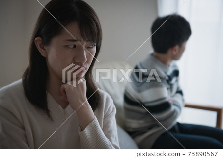 Image of fighting and divorce of women and couples who are worried about marital relationships Image of fighting and divorce of women and couples who are worried about marital relationships 73890567