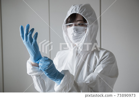 Image of women in protective clothing and front-line people taking measures against infectious diseases Image of women in protective clothing and front-line people taking measures against infectious diseases 73890973