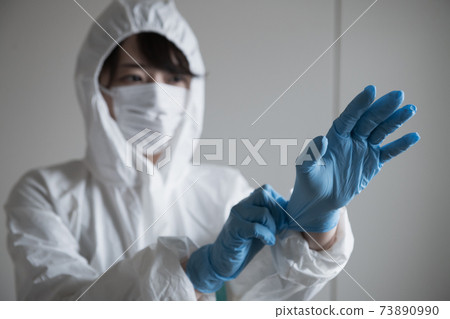 Image of women in protective clothing and front-line people taking measures against infectious diseases 73890990