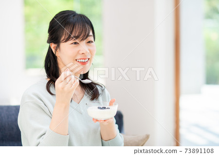 吃酸奶的中年女人 吃酸奶的中年女人 73891108