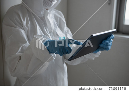 女人抱著防護服的平板電腦 女人抱著防護服的平板電腦 73891156