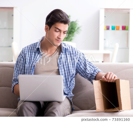 Man receiving empty parcel with stolen goods 73891160