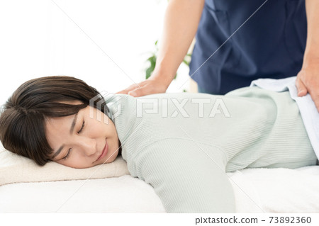 A woman receiving accommodation A woman receiving accommodation 73892360