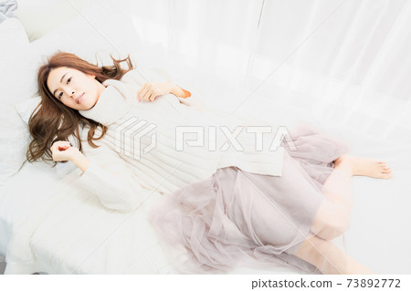 躺在床上的年輕女子 躺在床上的年輕女子 73892772