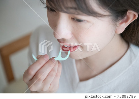 The mouth of a woman who uses dental floss and Ito Yoji 73892789