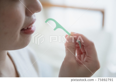 The mouth of a woman who uses dental floss and Ito Yoji 73892791