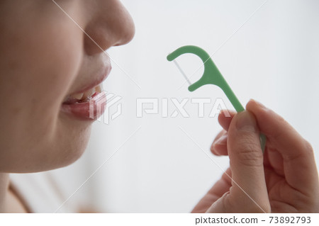 使用牙線和伊藤洋次的女人的嘴 73892793