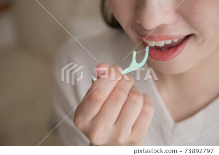 The mouth of a woman who uses dental floss and Ito Yoji 73892797