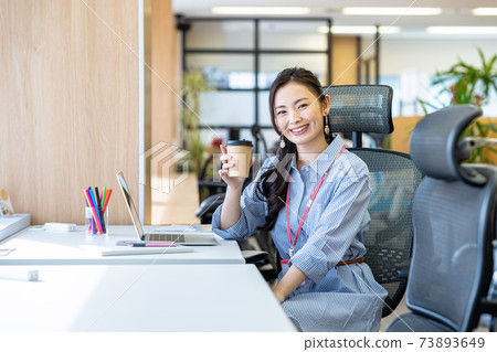 Business woman working in the office Business woman working in the office 73893649