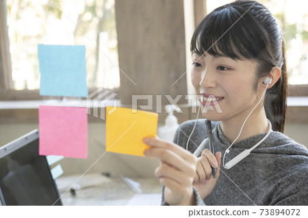 遠程工作的女人 73894072