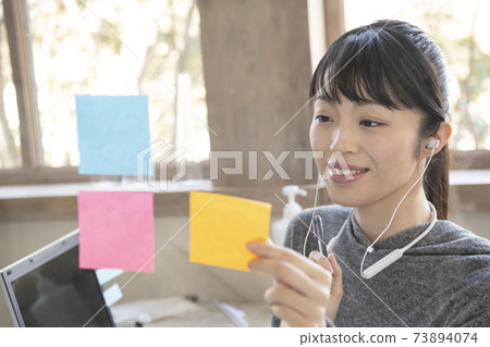 遠程工作的女人 73894074