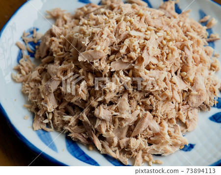 Canned tuna on a porcelain plate Canned tuna on a porcelain plate 73894113