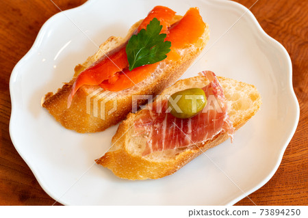 Homemade canapé 73894250