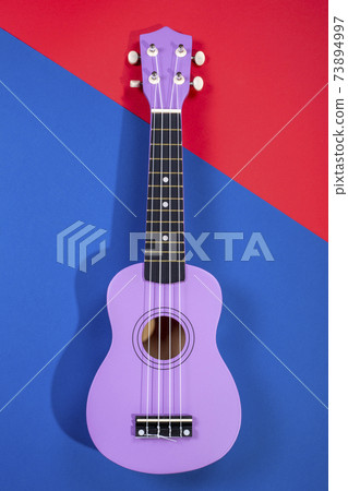 Đường cong mềm mại của cây Ukulele guitar sẽ khiến bạn cảm thấy như đang bay lượn giữa những đám mây trắng. Hãy cùng thưởng thức hình ảnh đẹp của nó để tìm được sự bình yên trong nhịp sống hối hả.