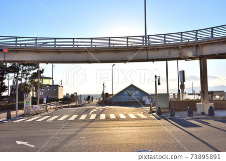Shonan coast seen from under the Shonan beach circle pedestrian bridge 73895891