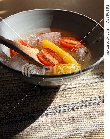 Candied yellow peaches, yellow peaches, cherry tomatoes, ice 73896192