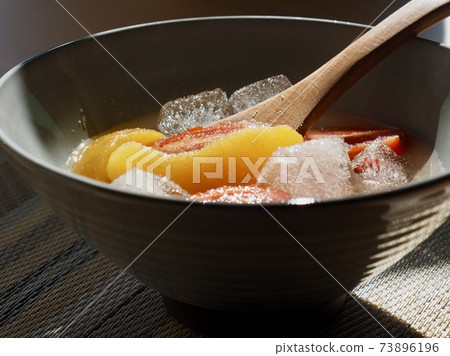 Candied yellow peaches, yellow peaches, cherry tomatoes, ice 73896196