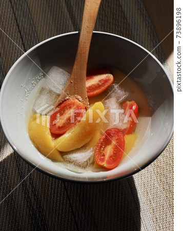 蜜餞黃桃，黃桃，櫻桃番茄，冰 73896198