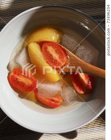 蜜餞黃桃，黃桃，櫻桃番茄，冰 73896204