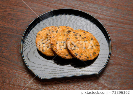 Sesame rice crackers Sesame rice crackers 73896362