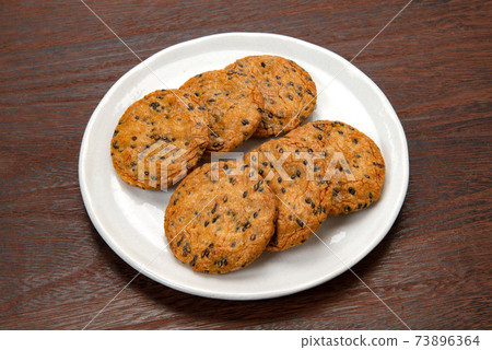 Sesame rice crackers 73896364