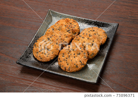 Sesame rice crackers 73896371