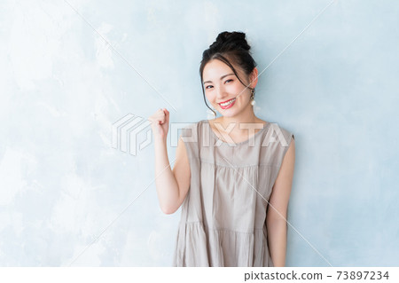 A woman in his tw 73897234