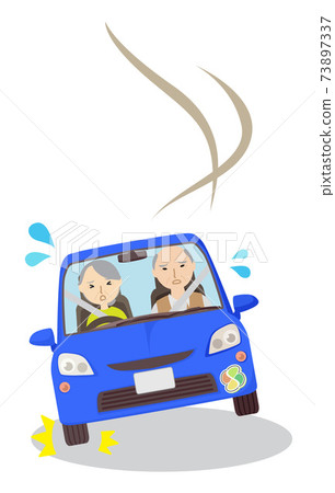 一個老男人和一個滑倒汽車的老女人一起騎車 73897337