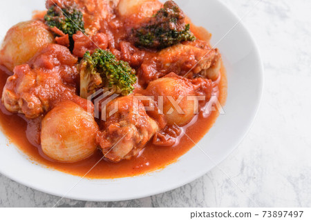 茄汁燉雞翅和小洋蔥 73897497