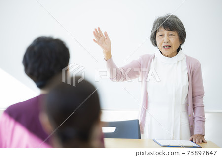 在職高級護士 在職高級護士 73897647