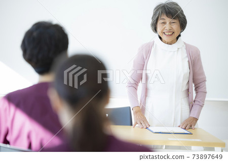 Working senior nurse Working senior nurse 73897649