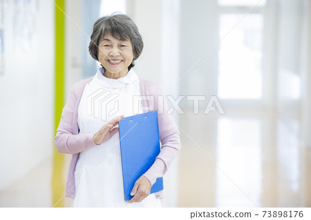 Working senior 73898176