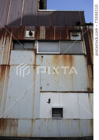 鍍鋅鐵製的生鏽工廠牆/施工現場/城鎮工廠/廢墟 鍍鋅鐵製的生鏽工廠牆/施工現場/城鎮工廠/廢墟 73898310