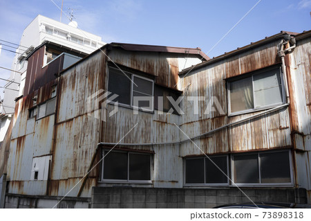 鍍鋅鐵製的生鏽工廠牆/施工現場/城鎮工廠/廢墟 鍍鋅鐵製的生鏽工廠牆/施工現場/城鎮工廠/廢墟 73898318