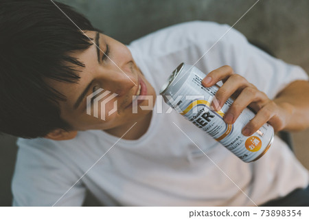 年輕人喝罐裝啤酒 73898354