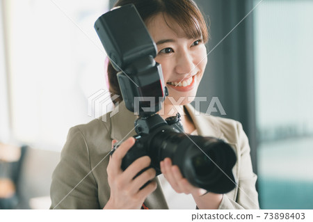 Female photographer 73898403