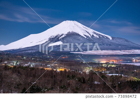 《Yamanashi Prefecture》 Mt. Fuji with heavy snowfall, Yamanakako panoramic stand at night 73898472