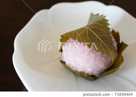 Sakura mochi served on a small white plate 5 73899404