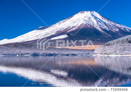 《山梨縣》富士山和霧冰・日本的冬季風光 《山梨縣》富士山和霧冰・日本的冬季風光 73899406