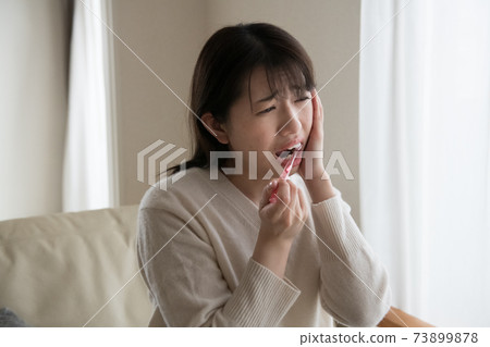 Women who have tooth decay and tooth pain 73899878