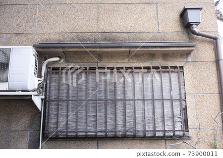 日本木製砂漿房屋，酒吧，無法打開的窗戶中的舊窗戶 73900011