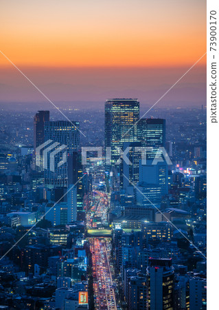 日本的東京城市景觀走向未來的城市,擁有由澀谷和摩天大樓組成的森林變化(夜景) 日本的東京城市景觀走向未來的城市,擁有由澀谷和摩天大樓組成的森林變化(夜景) 73900170