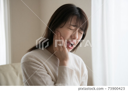 Women with tooth decay, toothache, and toothache Women with tooth decay, toothache, and toothache 73900423