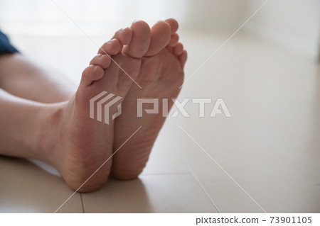 Image of a woman whose soles / barefoot women's feet / feet are cold 73901105
