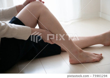 Women who care for swelling of the legs, women who massage the calves 73901294