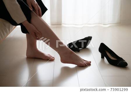 Women who care for swelling of the legs, women who massage the calves 73901299