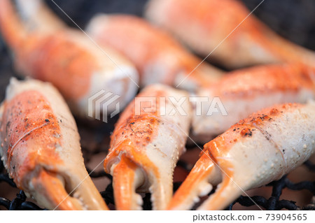 Snow crab claws charcoal-grilled on a shichirin Snow crab claws charcoal-grilled on a shichirin 73904565