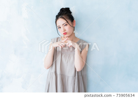 一個二十多歲的女人拒絕 73905634